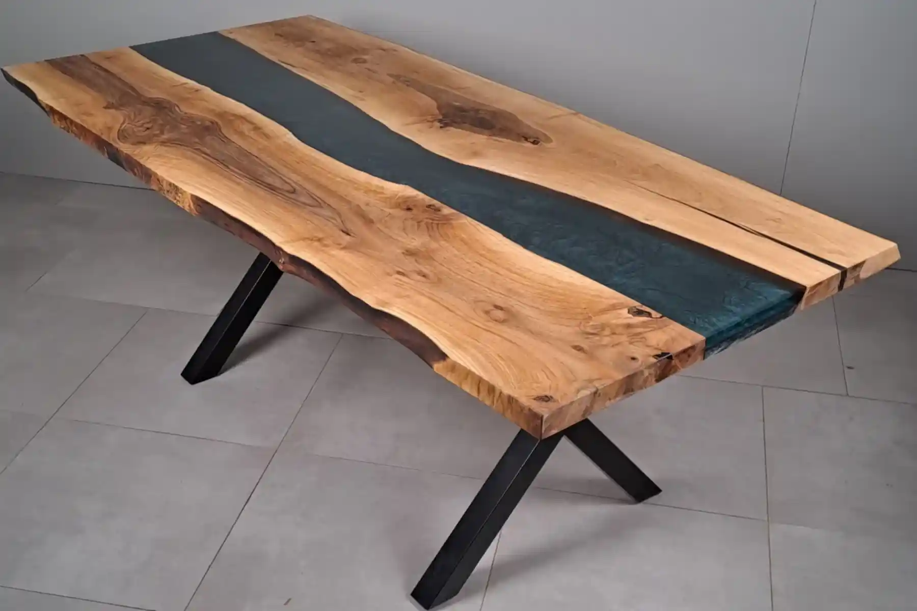 Ceviz Doğal Kenarlı Epoksili Masa Lacivert Metalik