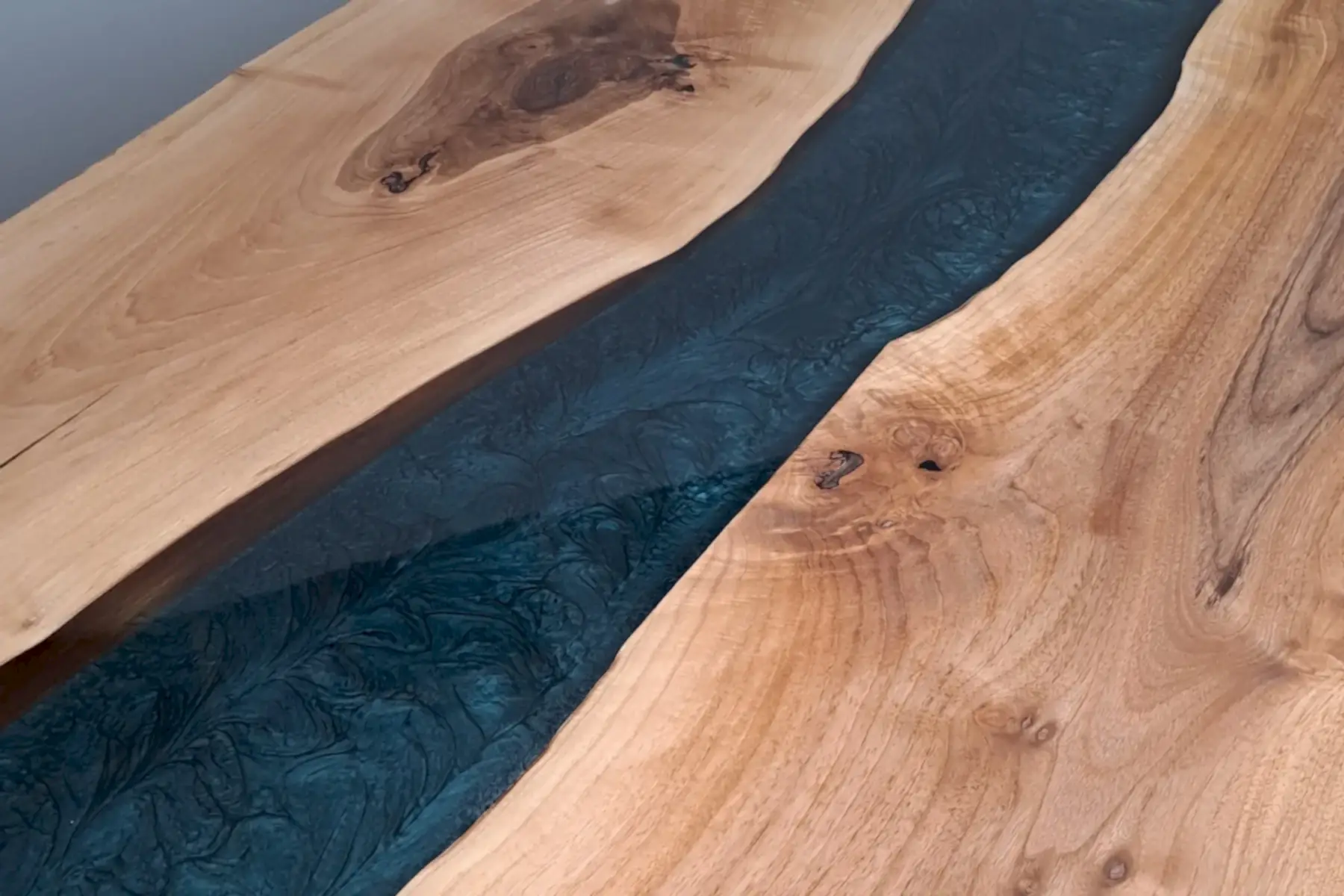 Ceviz Doğal Kenarlı Epoksili Masa Lacivert Metalik - Görsel 8