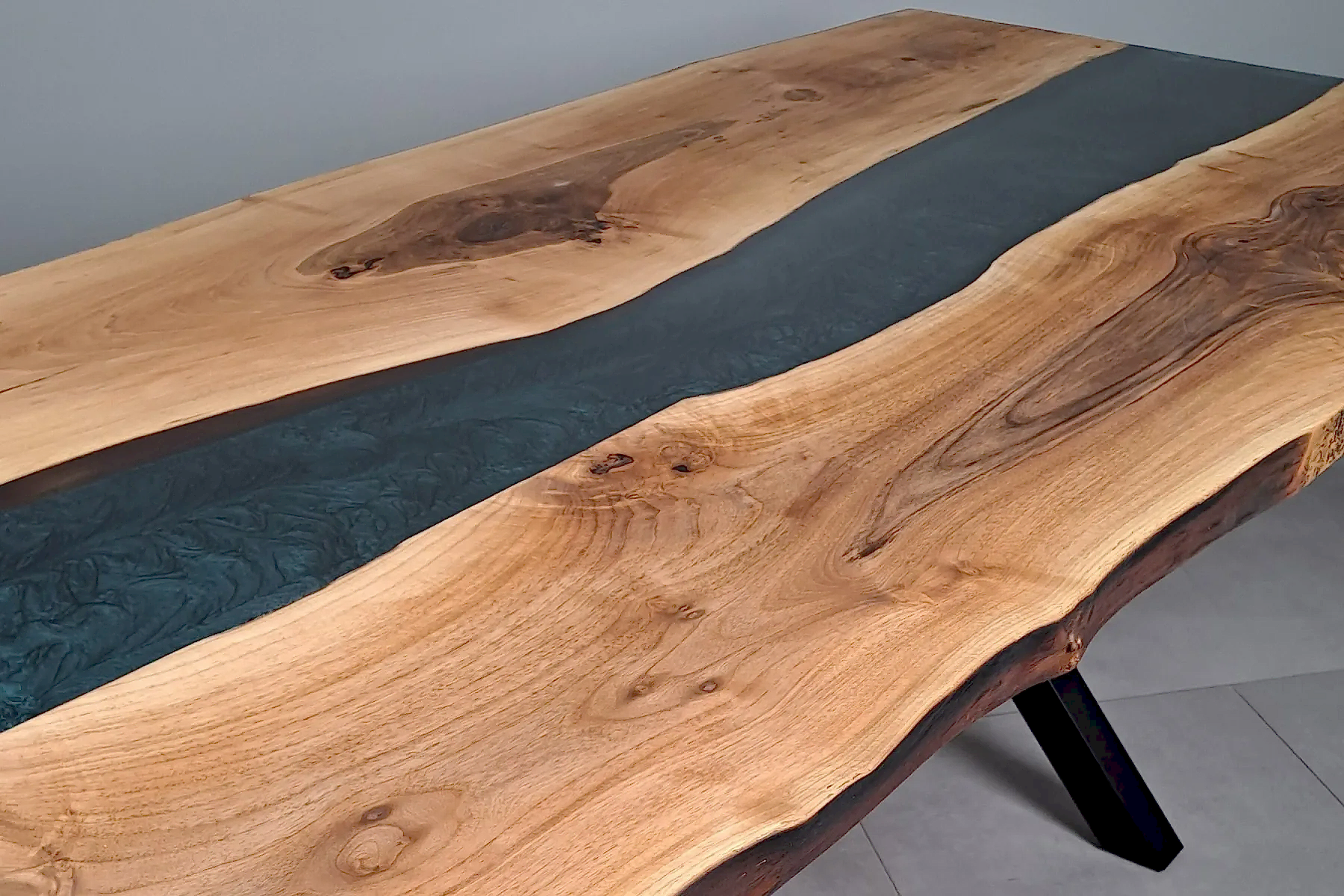 Ceviz Doğal Kenarlı Epoksili Masa Lacivert Metalik - Görsel 7