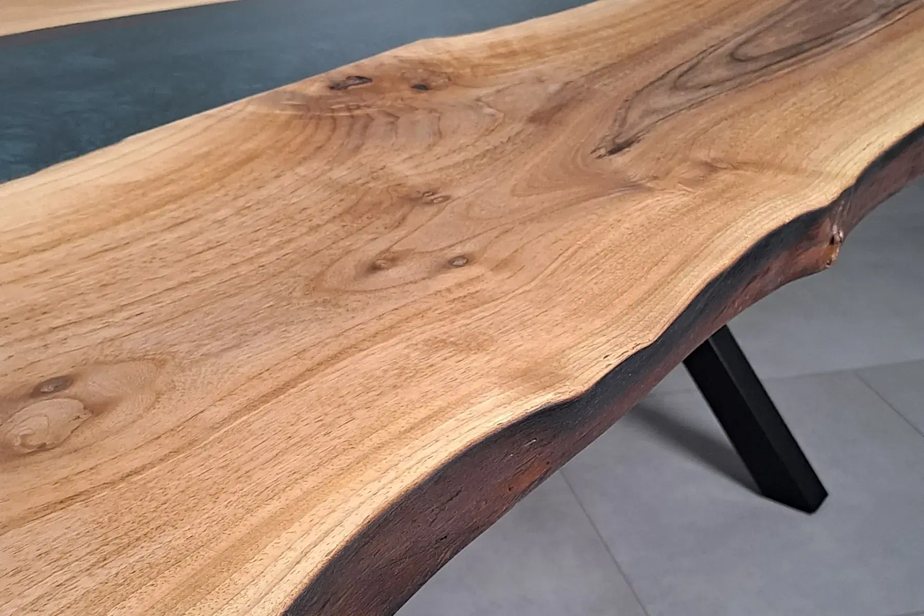 Ceviz Doğal Kenarlı Epoksili Masa Lacivert Metalik - Görsel 5