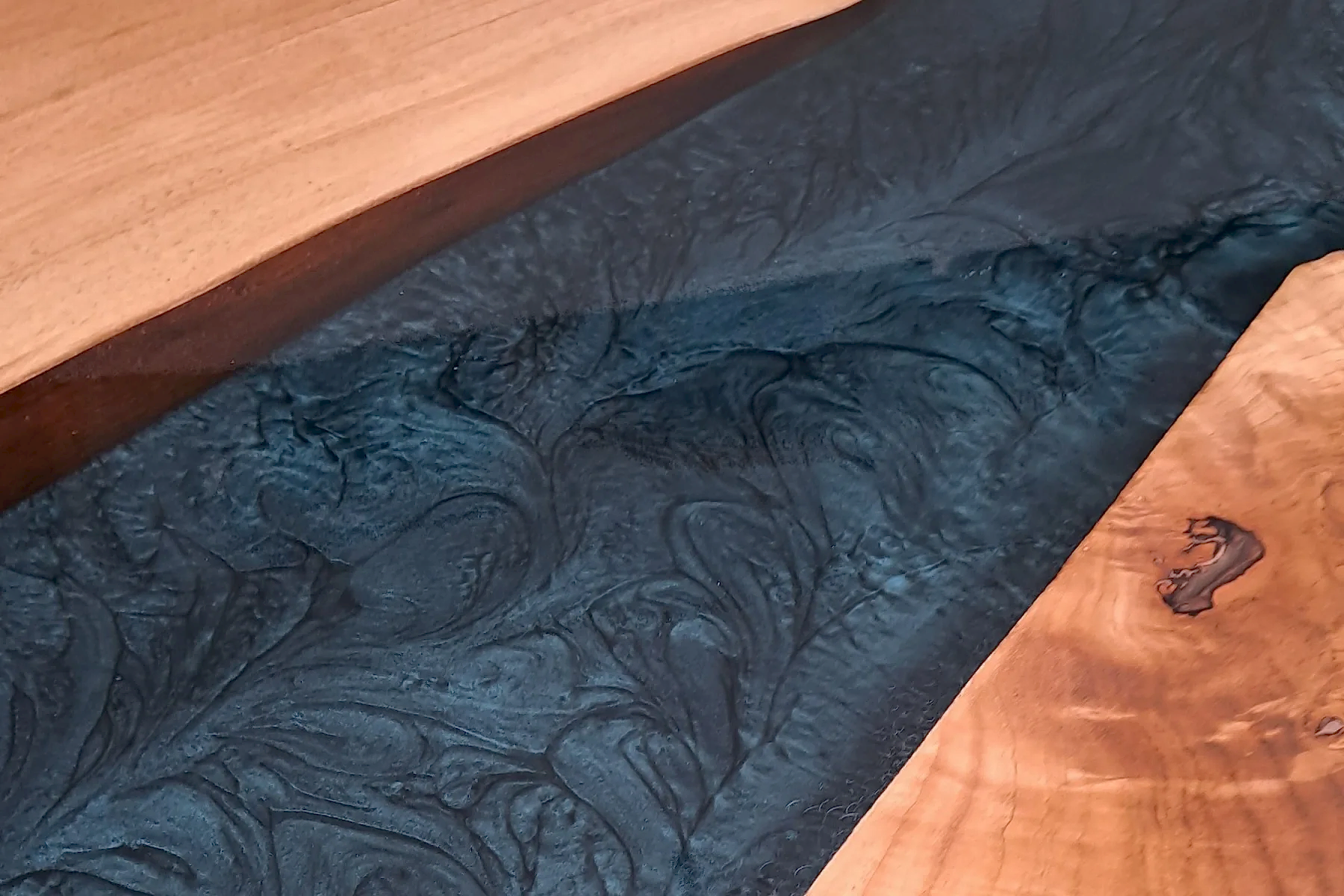 Ceviz Doğal Kenarlı Epoksili Masa Lacivert Metalik - Görsel 6