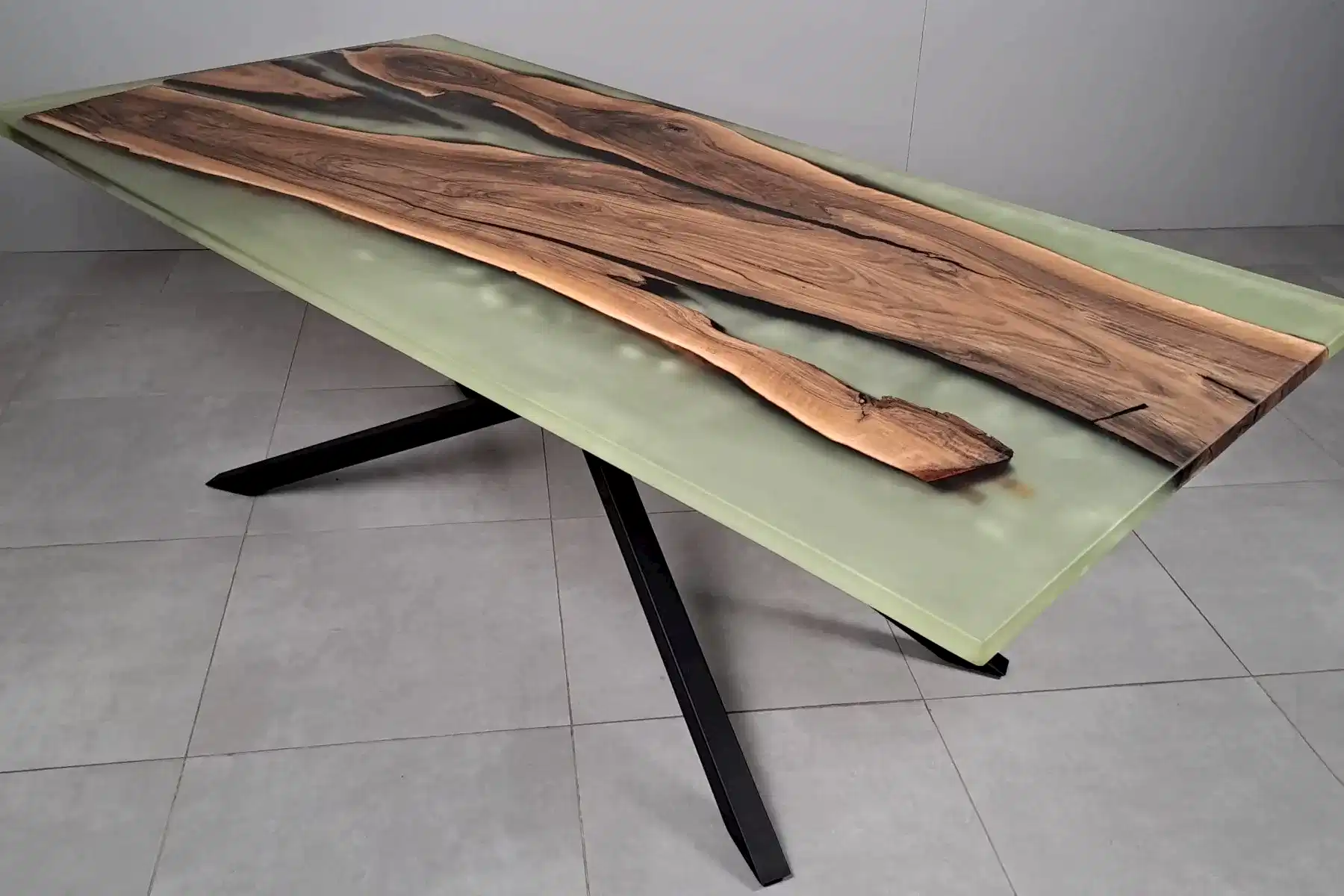 Ceviz Doğal Kenarlı Epoksili Masa Buzlu No3