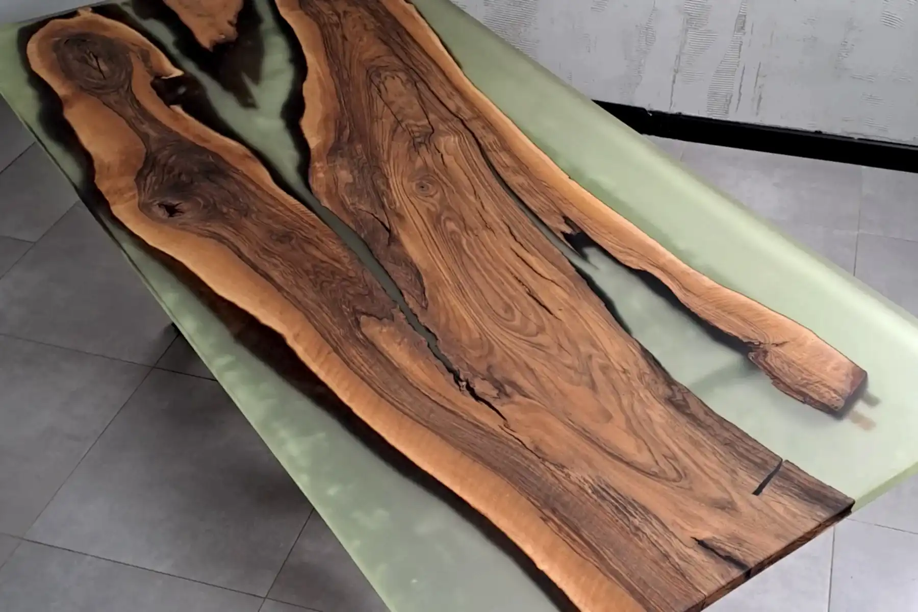 Ceviz Doğal Kenarlı Epoksili Masa Buzlu No3 - Görsel 4