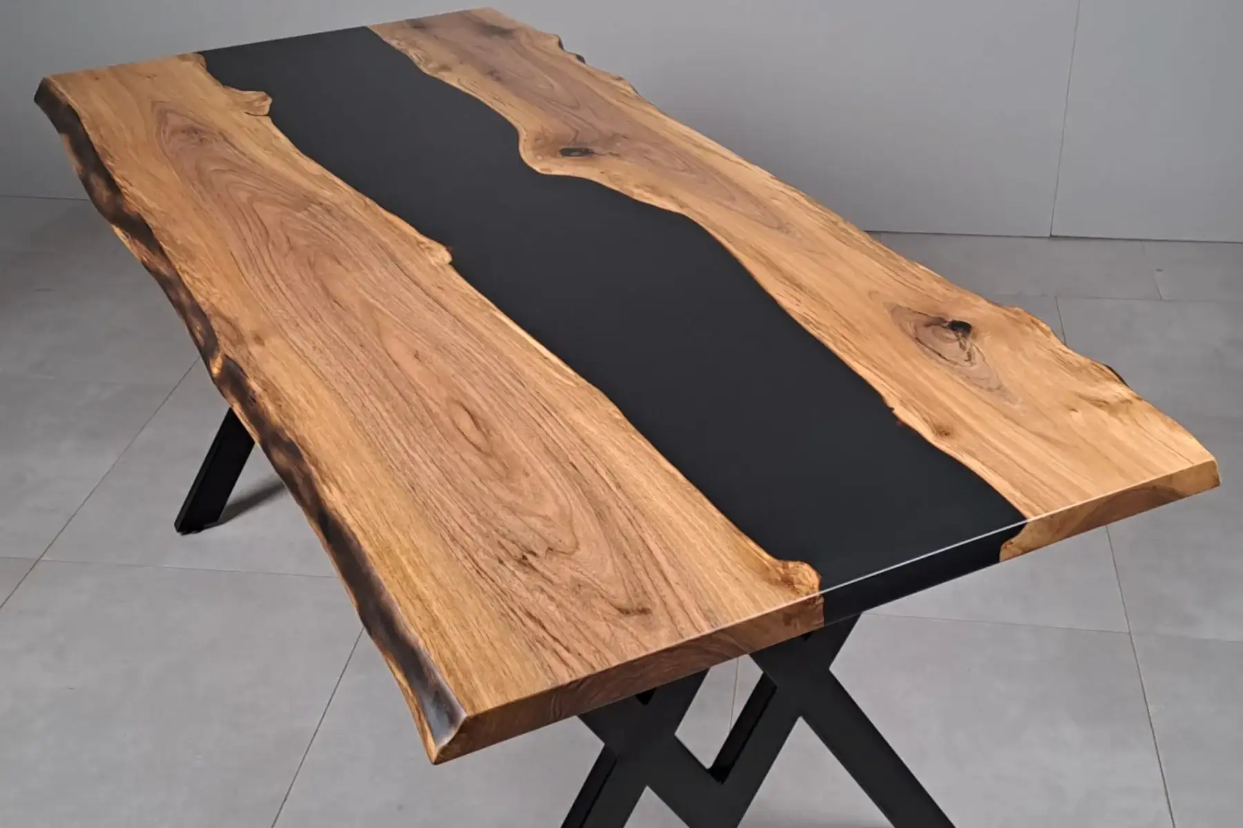 Ceviz Doğal Kenarlı Epoksili Masa Siyah Mat