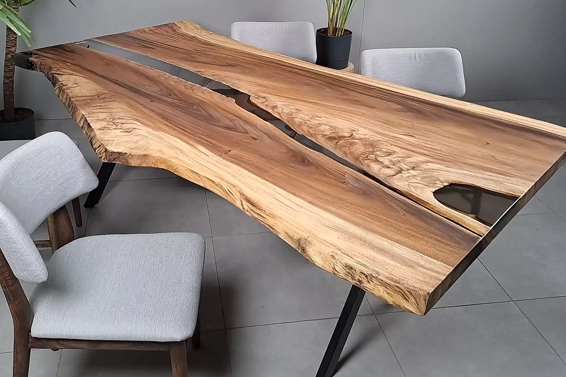 Hint Cevizi Doğal Kenarlı Yekpare Epoksili Masa