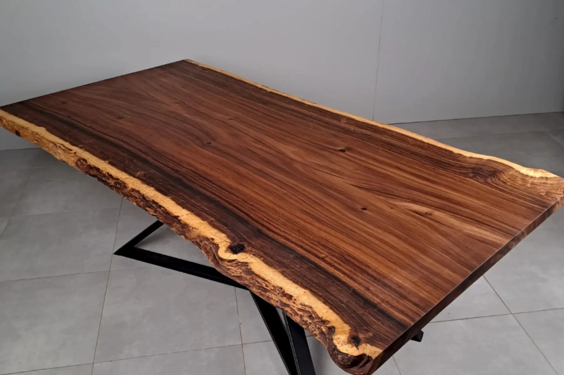 Hint Cevizi Doğal Kenarlı Yekpare Masa No2