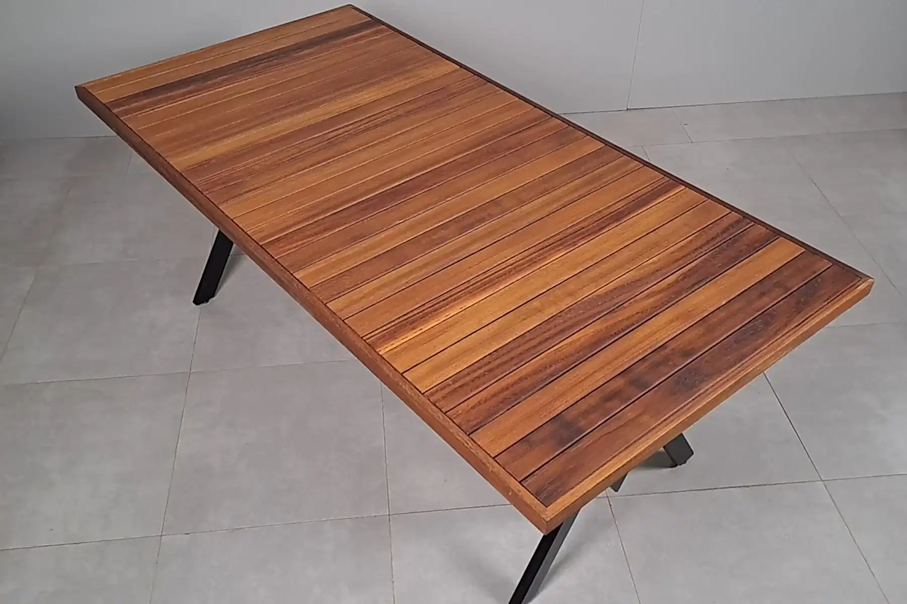 Iroko Izgaralı Ahşap Çerçeveli Masa - Görsel 2