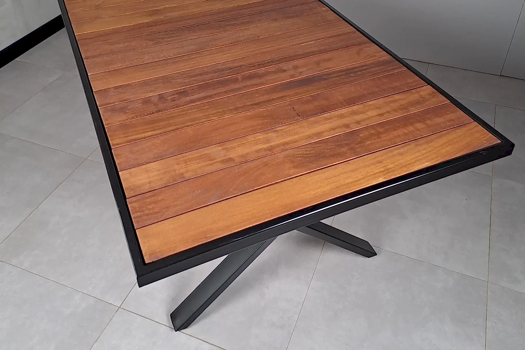 Iroko Izgaralı Metal Çerçeveli Masa - Görsel 2