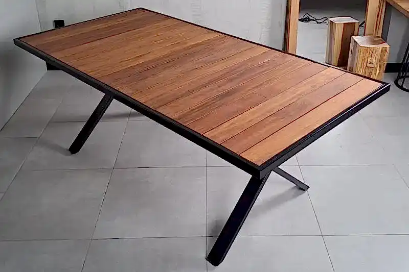 Iroko Izgaralı Metal Çerçeveli Masa