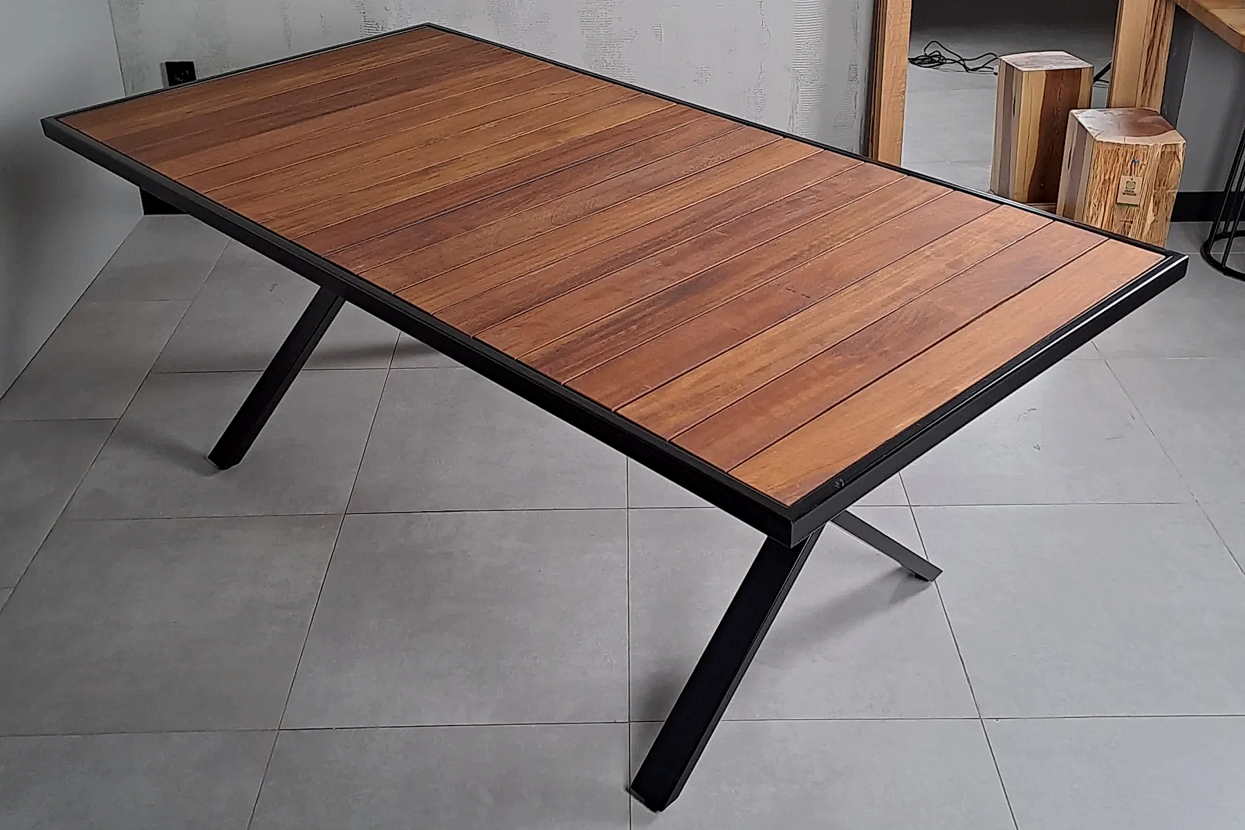 Iroko Izgaralı Metal Çerçeveli Masa