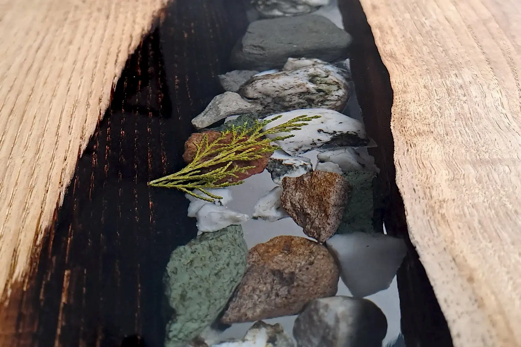 Kestane Doğal Kenarlı Epoksili Masa Doğal Taşlı - Görsel 2