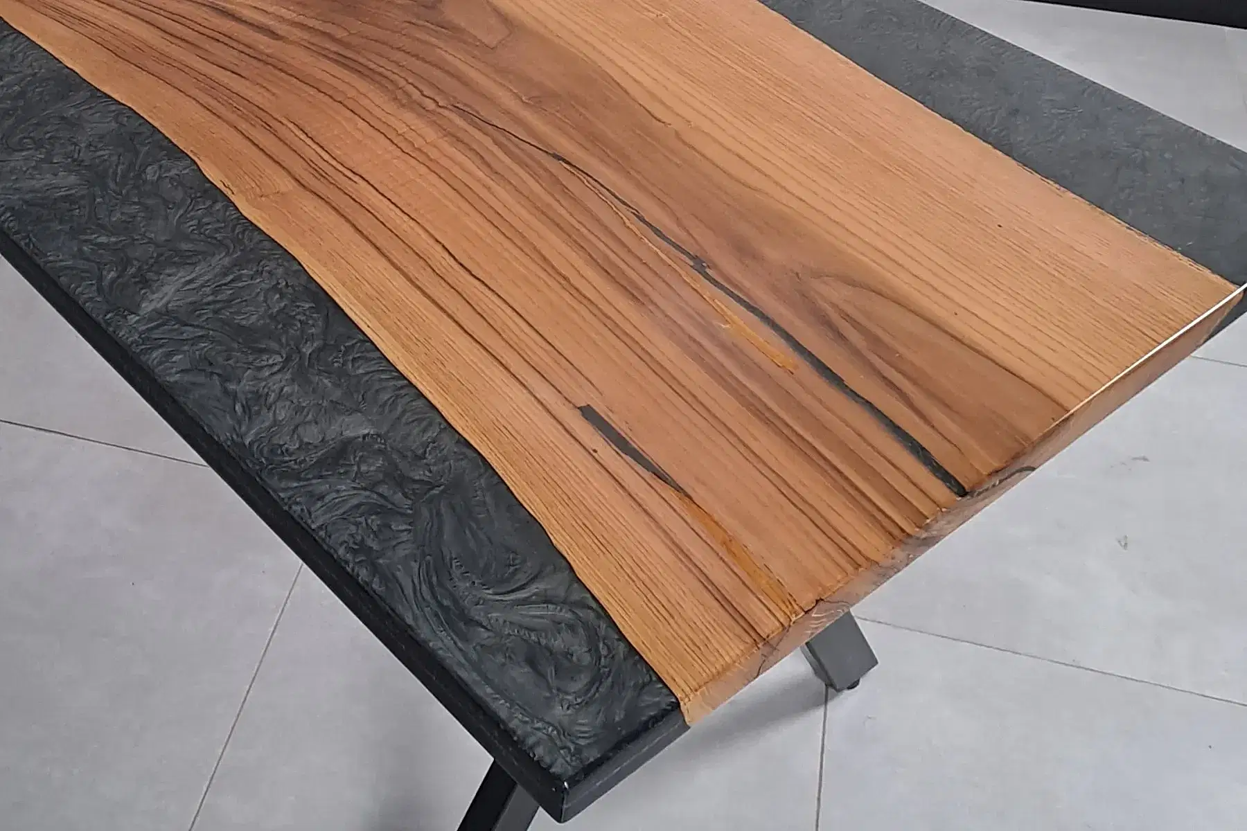 Kestane Düz Kenarlı Epoksili Masa Antrasit Metalik - Görsel 2